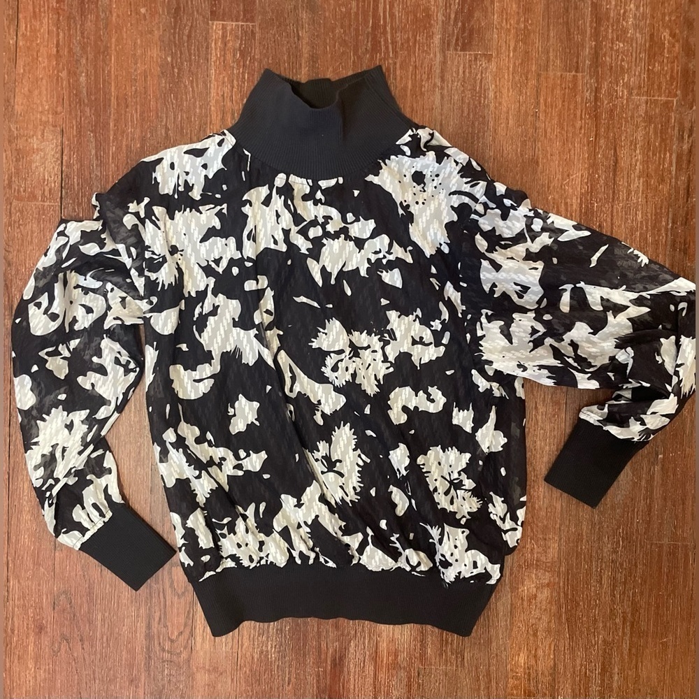 Yest Floral Top with Banded Bottom and Sleeves - Size 8 - Picture 3 of 6